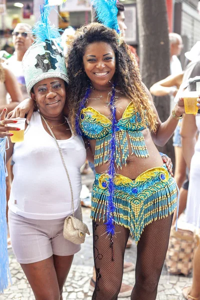 里约热内卢 2014年3月3日 在里约热内卢市中心的狂欢节街区派对上 不同年龄的妇女身着节日盛装一起庆祝 — 图库照片