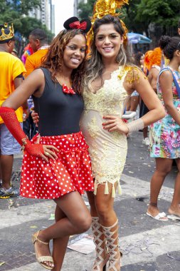 Rio de Janeiro, Brezilya - Mart 3, 2014: Rio de Janeiro şehir merkezinde bir karnaval blok partisinde şenlikli kostümleri kadınlar