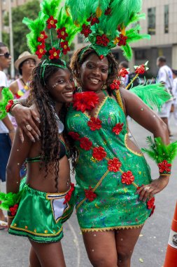 Rio de Janeiro, Brezilya - Mart 3, 2014: Rio de Janeiro şehir merkezinde bir karnaval blok partisinde şenlikli kostümleri kadınlar