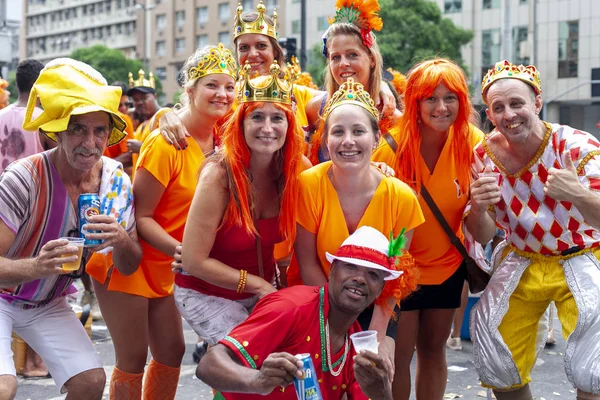 里约热内卢 2014年3月3日 在里约热内卢市中心的狂欢节街区派对上 一群以荷兰橙色为主题的游客 — 图库照片