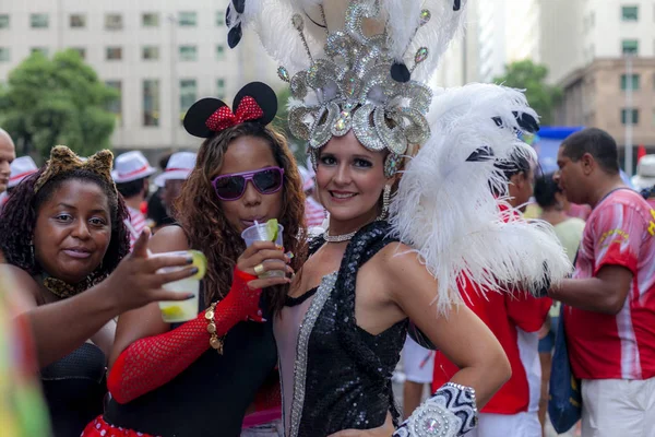 里约热内卢 2014年3月3日 在里约热内卢市中心的狂欢节街区派对上 人们玩得很开心 身着节日盛装 — 图库照片