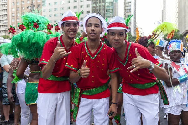 Rio Janeiro Brasilia Maaliskuuta 2014 Nuoret Juhlapukuiset Miehet Karnevaalijuhlissa Rio — kuvapankkivalokuva