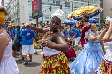 Rio de Janeiro, Brezilya - 4 Mart 2014: Rio de Janeiro'da bir karnaval blok parti sırasında Ipanema sokaklarında dans geleneksel kostümleri insanlar