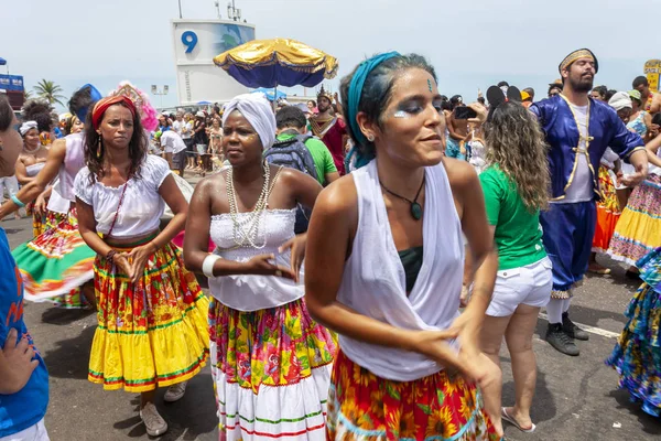 里约热内卢 2014年3月4日 在里约热内卢的狂欢节街区派对上 身着传统服装的人们在伊帕内马街头跳舞 — 图库照片