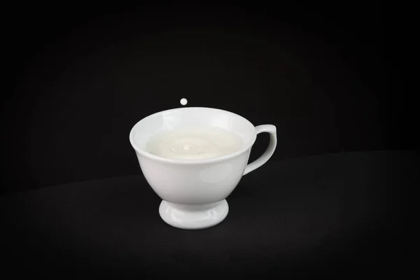 Petite Tasse Café Remplie Lait Avec Une Éclaboussure Créant Une — Photo