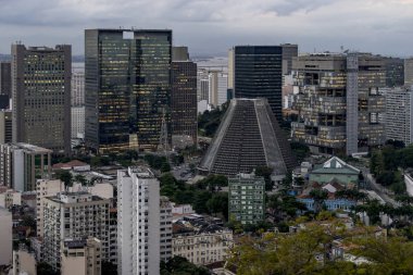 Rio de Janeiro, Brezilya - 13 Temmuz 2017: Şehir merkezinde, etrafını saran modern ofis binaları ve Lapa'nın ön planda yer alan yerleşim ve kültür semtinde ki Saint Sebastian katedrali