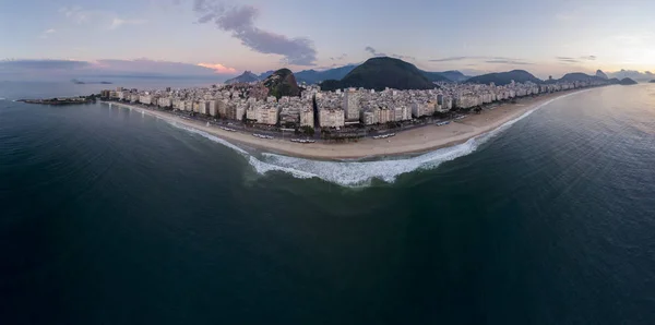 Ívelt Teljes Légi Felvétel Copacabana Strand Környéke Korai Napfelkeltét Kétoldalt — Stock Fotó