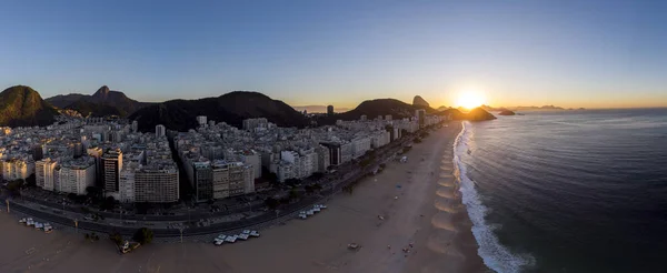 Vista Aérea Panorâmica Praia Bairro Copacabana Rio Janeiro Com Montanha — Fotografia de Stock