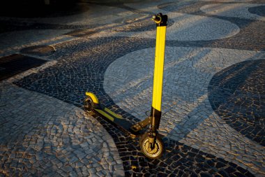 Copacabana bulvarının ortasında bırakılan motorlu otomobil sabahın erken saatlerinde gün doğumunda yandı. Abonelik yoluyla kişisel taşıma cihazı.