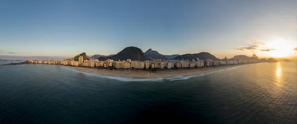 Celý Vzdušný Výhled Pláž Copacabana Počátku Východu Slunce Obklopený Sugarsovým — Stock fotografie