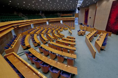 Den Haag, Hollanda - 29 Ağustos 2012: Temsilciler Meclisi'nin boş genel kurulu salonunun iç görünümü yandan görülüyor