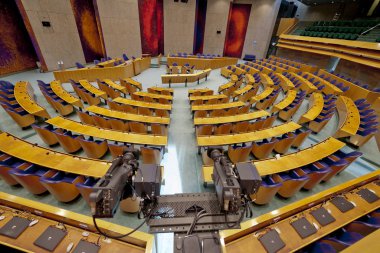 Den Haag, Hollanda - 29 Ağustos 2012: Ön planda basın kameraları ile Temsilciler Meclisi boş genel kurul salonunun Iç