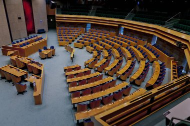 Den Haag, Hollanda - 29 Ağustos 2012: Temsilciler Meclisi'nin boş genel kurul salonunun iç görünümü, gazetecilerin ve halkın kaldığı halk standından görüldü
