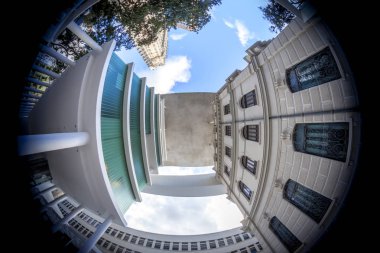 Rio de Janeiro, Brezilya - 5 Temmuz 2017: Yenilenmiş binalarıyla Rio de Janeiro Sanat Müzesi'ne sokak seviyesinden sürükleyici balıkgözü manzarası