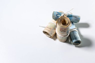 Çerçevenin sağ tarafında ki banknot yığınları çok fazla boş alan bırakır. Temiz stüdyo beyaz bir arka plan karşı para vurdu.