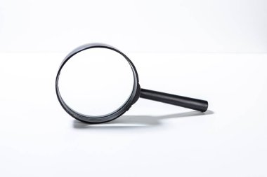 Büyüteç sadece önünde kısa bir gölge döküm yukarıdan aydınlatılmış. Temiz stüdyo büyütme aracı ile para vurdu