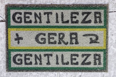 Rio de Janeiro, Brezilya - 13 Temmuz 2017: Yerel olarak bilinen 'iyilik peygamber' Jos Datrino'nun ünlü tasarımıyla Paspas, Rio sokaklarında Nezaket'i oluşturur