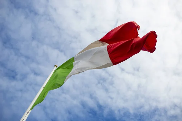 Vinka Italienska Flaggan Flaggstång Sett Underifrån Med Blå Himmel Och — Stockfoto