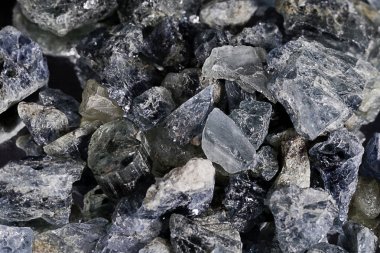 Çerçeveyi en çok pürüzlü yüzeylerle dolduran kesilmemiş mavimsi ve yeşil taşlardan oluşan çeşitli yakın çekim