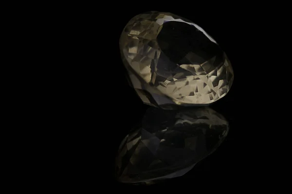 Pedra Forma Diamante Amarelo Com Sua Reflexão Uma Superfície Preta — Fotografia de Stock
