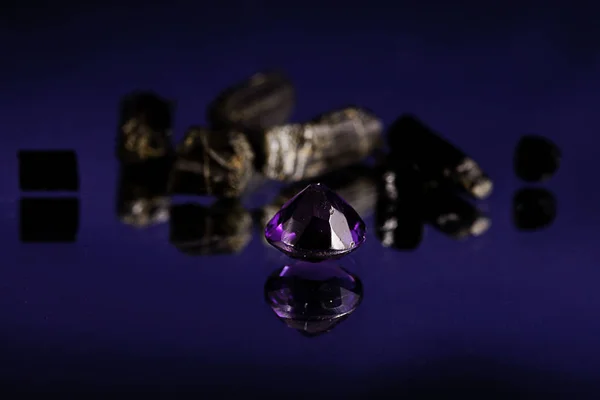 Piccola Pietra Forma Diamante Viola Con Pietra Grezza Carbone Una — Foto Stock