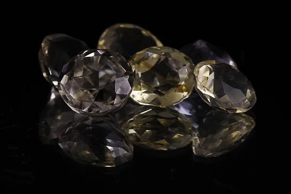 Groupe Grosses Pierres Blanches Jaunes Forme Diamant Transparent Sur Une — Photo