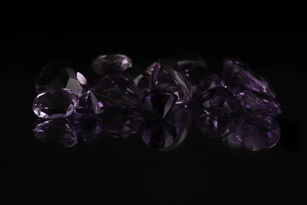Groupe Pierres Transparentes Forme Diamant Violet Sur Une Surface Réfléchissante — Photo