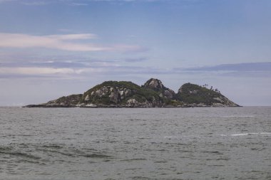 Rio de Janeiro şehrinin kıyılarının hemen dışında pitoresk ıssız tropik ada 