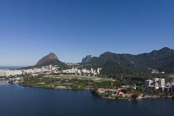 从里约热内卢的拉戈亚罗德里戈德弗雷塔斯湖鸟瞰图 在前景的骑师赛马场和两兄弟山和山脉的背景 — 图库照片