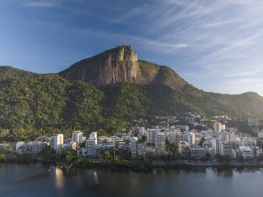 Rio de Janeiro Corcovado dağ hangi başında gün doğumunda parlak güneşli bir sabah şehir gölü Lagoa Rodrigo de Freitas ile İsa heykeli bulunan üstünden görülen