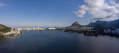 Mavi gökyüzü ile parlak bir günde bulutlar geliyor ise rio de Janeiro'da bir yelkenli yarışı ile parlak bir günde şehir gölü Lagoa Rodrigo de Freitas havadan panoramik görünümü