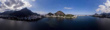 Rio de Janeiro'daki Lagoa Rodrigo de Freitas gölünün tam 360 derece havadan panoraması, corcovado dağının üzerinden gelen bir yelkenli yarışması ve bulutlarla parlak güneşli bir günde