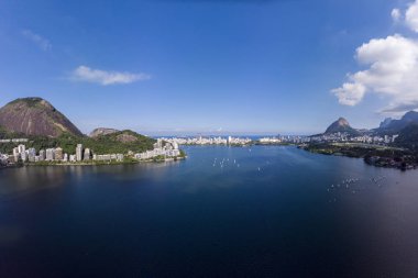 Rio de Janeiro'daki Lagoa Rodrigo de Freitas gölünün havadan görünümü bir yelkenli yarışı ile bulutların mavi gökyüzüile parlak bir günde gelmesiyle.