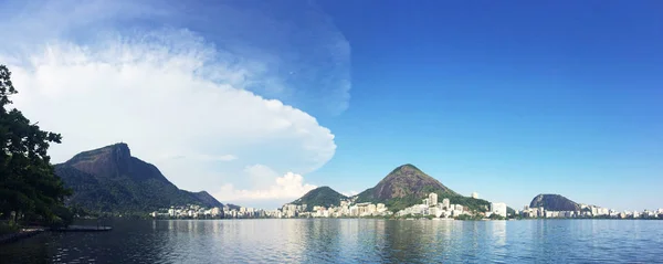 Zajímavá Lichá Hromádka Mraků Nad Horou Corcovado Rio Janeiru Tmavomodrým — Stock fotografie