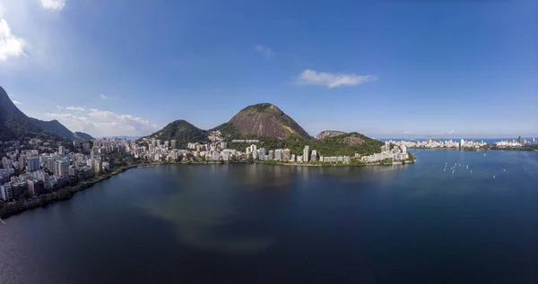 里约热内卢拉戈亚罗德里戈德弗雷塔斯城市湖泊和别致的住宅区的鸟瞰全景 在蓝天的明亮日下 除了山脉外 还有帆船比赛 — 图库照片