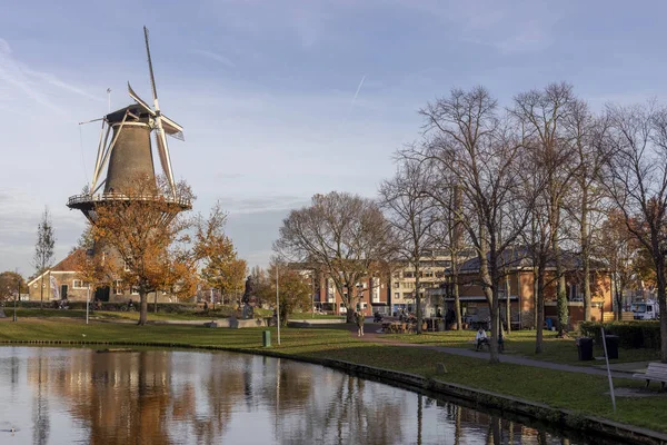 Pintoresca Vista Ciudad Leiden Con Molino Viento Que Refleja Agua — Foto de Stock