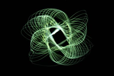 Yeşil renkli açık resim biraz sıralı kaotik spiral şekil oluşturan. Zaman içinde simetrik doğanın ışık yörüngesi görüntüsü.