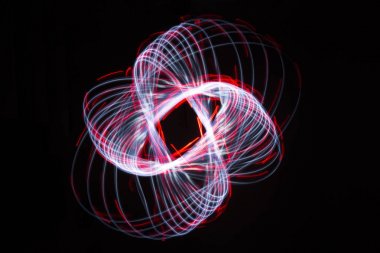 Şekil gibi bir yıldız oluşturan kesikli kırmızı ve sürekli beyaz spirallerin Hafif boyama. Aynı anda iki ışık dinamik zaman yörüngesi.