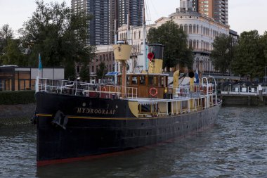 Rotterdam, Hollanda - 23 Eylül 2016: Rotterdam liman bölgesinde küçük çelik vapur arka planda şehrin modern ve çağdaş binaları ile demirledi