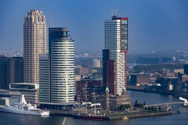 Rotterdam, Hollanda - 26 Eylül 2017: Avrupa'nın en büyük liman bölgesinin şehir merkezi ve finans bölgesi, gökdelenler ve lojistik ofisleri ile yeni ve eski teknelerle yanaştı