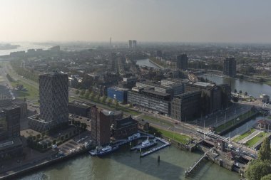 Rotterdam eski liman bölgesinde modern binalar ile dolgu, Ön planda sahil güvenlik tekneleri ile bir çamur kapısı ve polis karakolu ile yukarıdan görülen