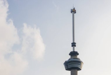 Rotterdam Euromast üst kısmı, Hollanda, pencerelerin arkasında yüksek irtifa restoran ve gün batımında üzerinde yükseltici ve dönen gözlem güvertesi ile şehir üzerinde yükselen.