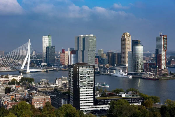 ロッテルダム オランダ 2017年9月26日 超高層ビルや物流オフィスを持つ最大のヨーロッパの港湾地域の市内中心部と金融街 — ストック写真