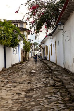 Cobble sokak ve Paraty, Rio de Janeiro, Brezilya sömürge köyünde evlerin tipik mimarisi