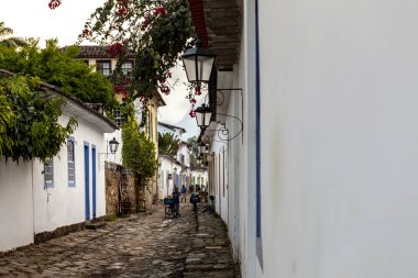 Yeşillik tipik otantik dekorasyon üzerinde asılı paraty, Rio de Janeiro, Brezilya, sömürge köyünde Cobble sokak