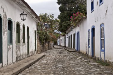 Cobble sokak ve Paraty, Rio de Janeiro, Brezilya sömürge köyünde evlerin tipik mimarisi