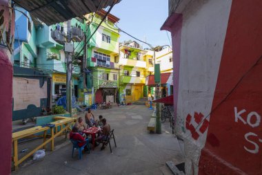 Rio de Janeiro, Brezilya - 30 Aralık 2014: Rio de Janeiro'daki favela Santa Marta'nın (Dona Marta) renkli ana meydanı