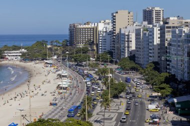 Rio de Janeiro, Brezilya - 22 Mayıs 2015: Rio de Janeiro'da copacabana bulvarı ve plajı, güneşli bir günde trafik ve binalarla