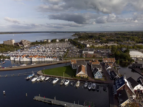 オランダの湖を背景にボートやボートハウスとレクリエーションポートの航空写真 — ストック写真