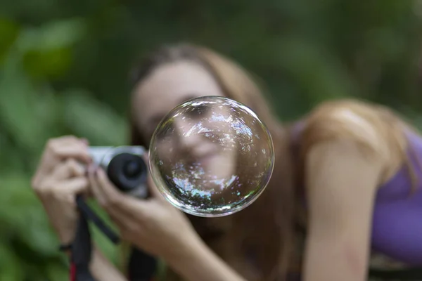 Bolha Sabão Refletindo Árvores Acima Com Uma Mulher Ruiva Borrada — Fotografia de Stock